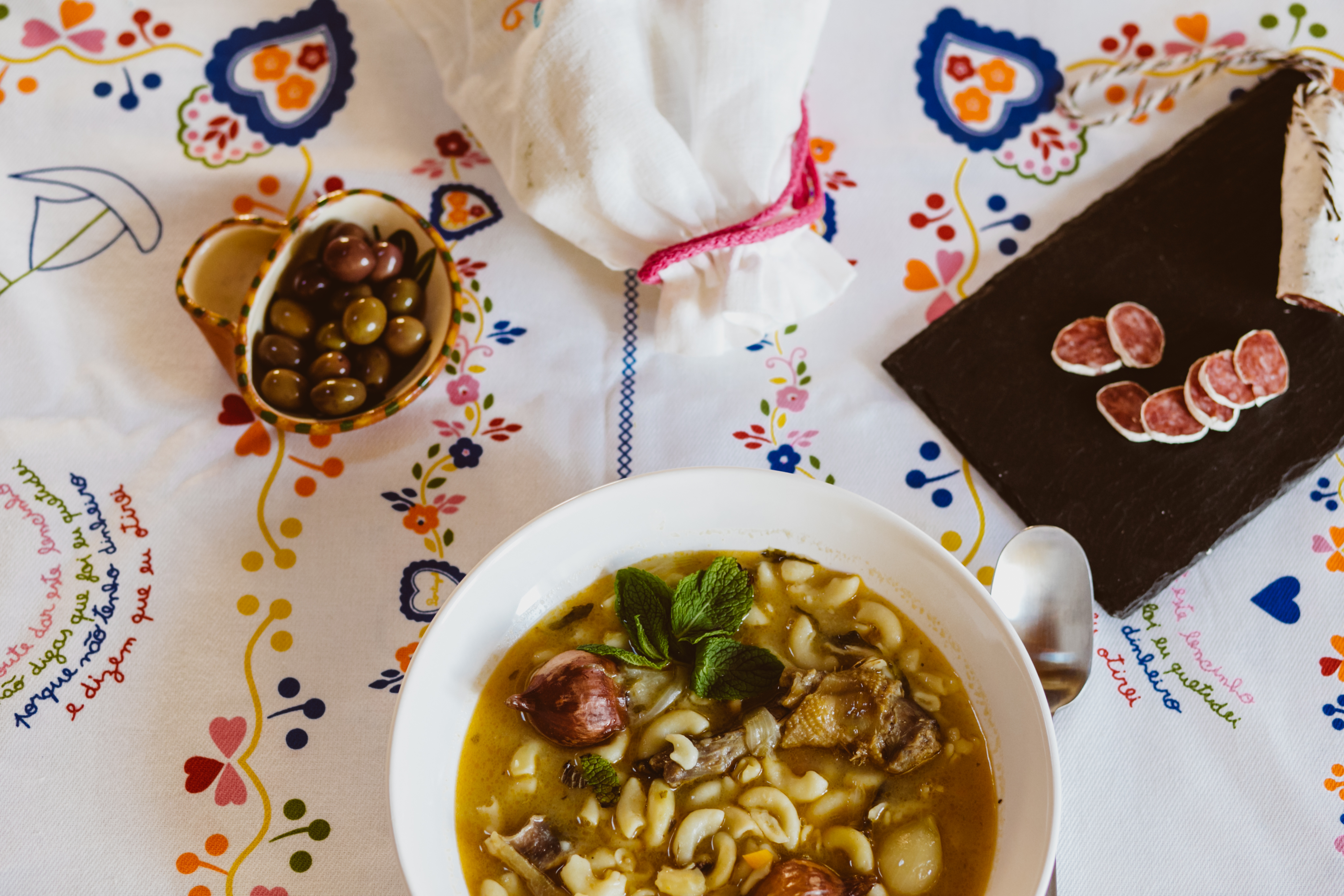 Sopa Bruta de Galinha fuet azeitonas