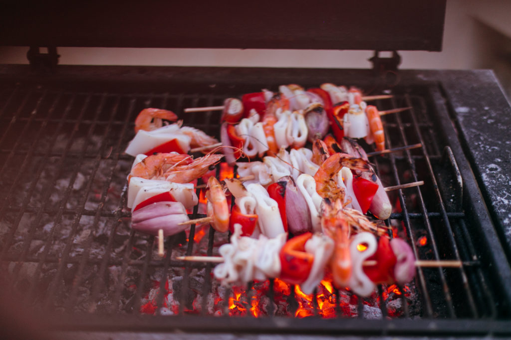 receitas de verão espetadas de lulas e camarão