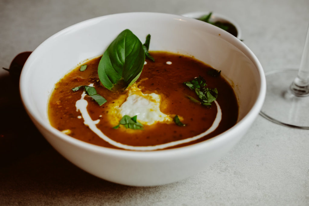 sopa de tomate assado